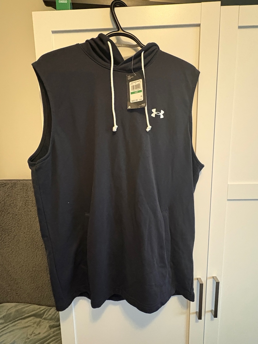 Under Armour Men’s Black Sleeveless Hoodie with White Drawstrings new with tags